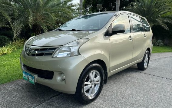 Selling White Toyota Avanza 2013 in Las Piñas-1