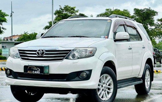 Selling White Toyota Fortuner 2012 in Makati-2