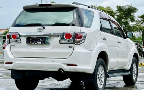 Selling White Toyota Fortuner 2012 in Makati-9