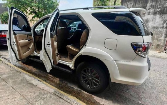 White Toyota Fortuner 2012 for sale in Quezon City-4
