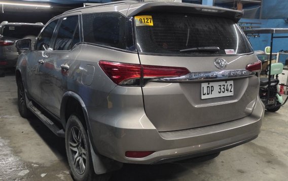 Selling White Toyota Fortuner 2017 in Manila-5