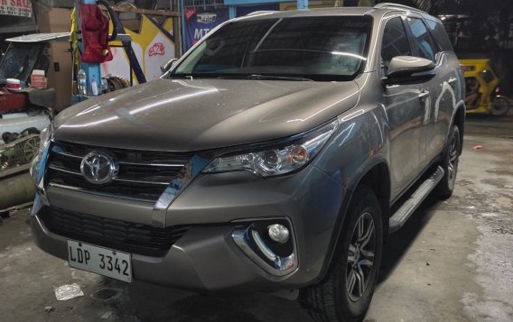 Selling White Toyota Fortuner 2017 in Manila-2