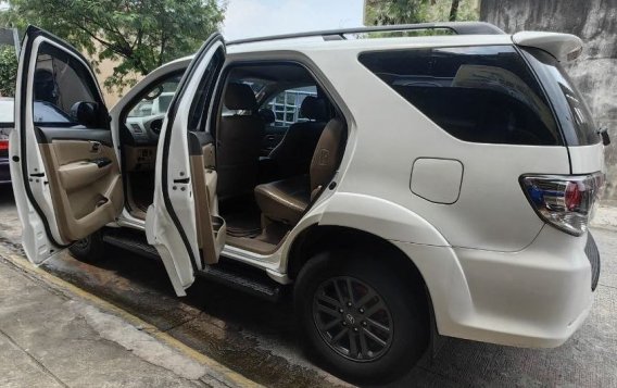 Selling White Toyota Fortuner 2012 in Quezon City-3
