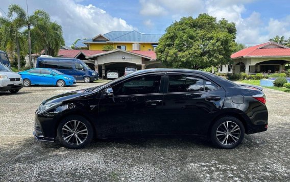 Selling White Toyota Corolla altis 2018 in Manila-3