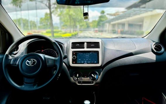 Selling White Toyota Wigo 2019 in Makati-6