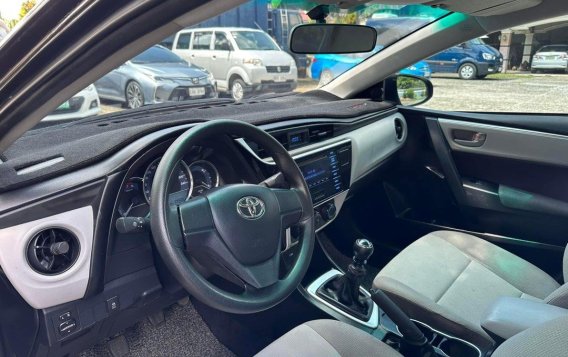 Selling White Toyota Corolla altis 2018 in Manila-6