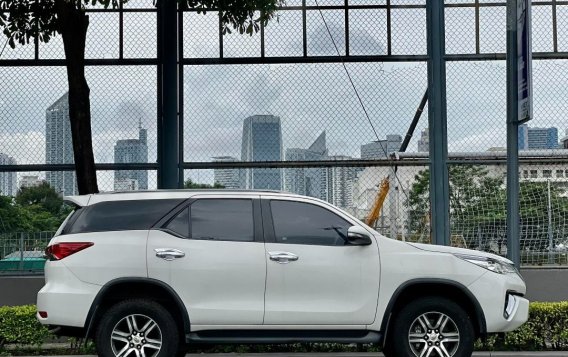 Selling White Toyota Fortuner 2016 in Makati-4