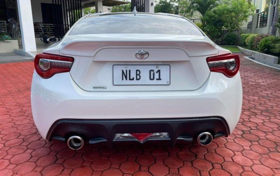 Selling White Toyota 86 2018 in Manila-3
