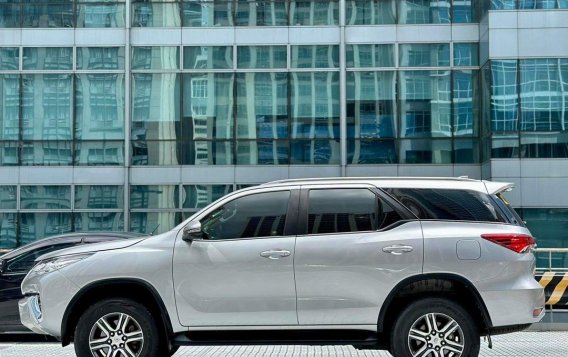 Selling White Toyota Fortuner 2020 in Makati-6