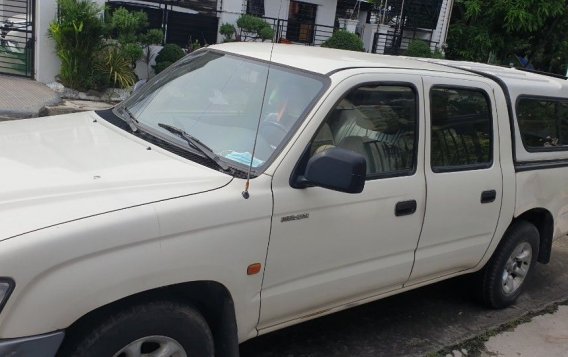 White Toyota Hilux 2003 for sale in Makati-8
