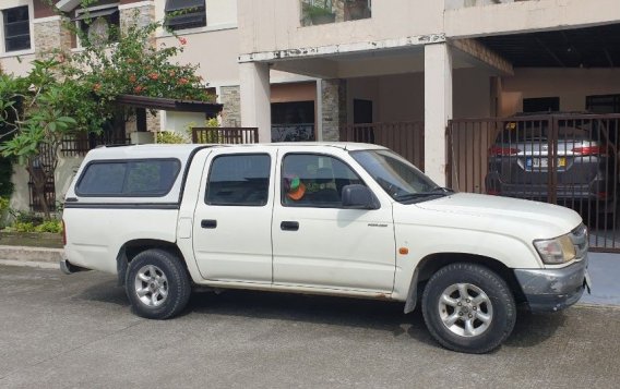 White Toyota Hilux 2003 for sale in Makati-3