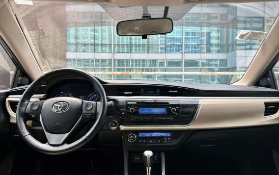 Selling White Toyota Corolla altis 2015 in Makati-5
