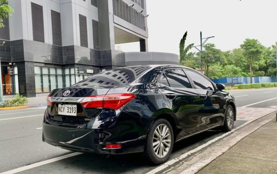 Selling White Toyota Corolla altis 2016 in Makati-1