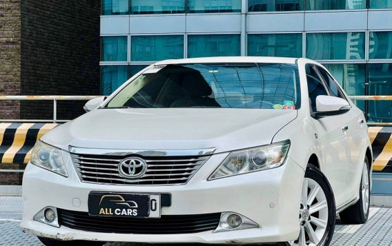 Selling White Toyota Camry 2014 in Makati-1