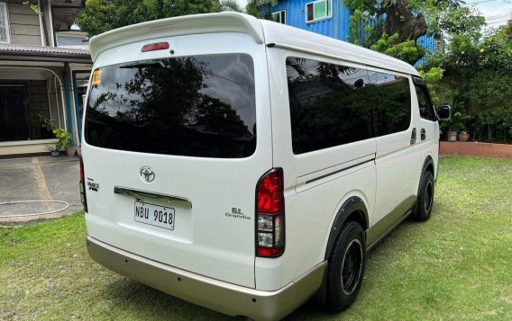 Selling White Toyota Hiace 2017 in Manila-3