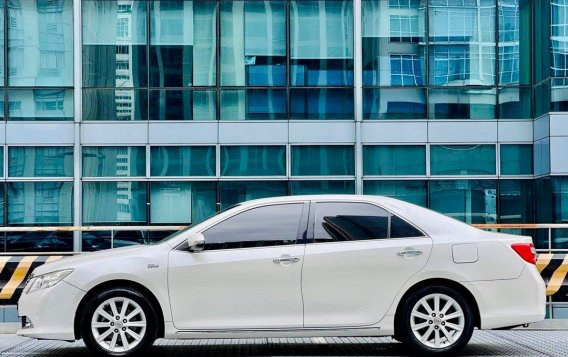 Selling White Toyota Camry 2014 in Makati-4