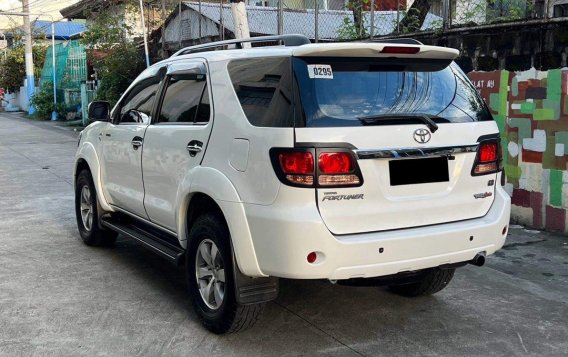 Selling White Toyota Fortuner 2006 in Bacoor-5