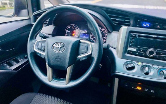 Sell White 2017 Toyota Innova in Makati-7