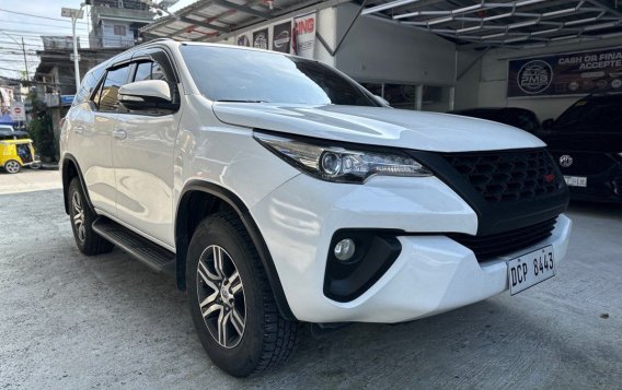 Selling White Toyota Fortuner 2017 in Quezon City-9