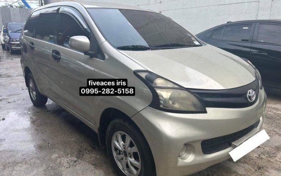 Selling White Toyota Avanza 2012 in Mandaue