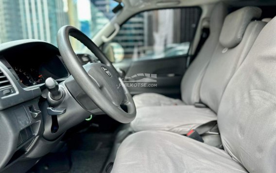 2022 Toyota Hiace  Commuter 3.0 M/T in Makati, Metro Manila-21