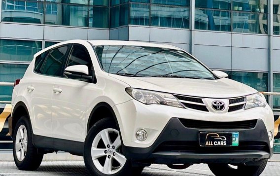 Selling White Toyota Rav4 2013 in Makati-2