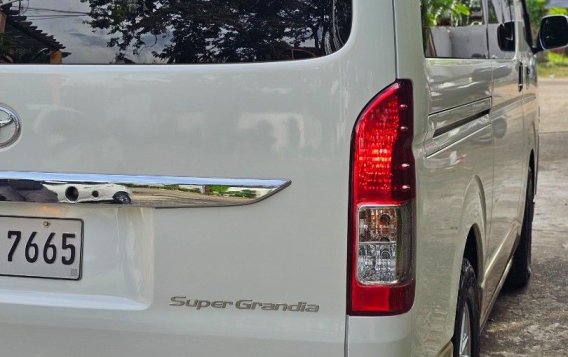 Sell Pearl White 2018 Toyota Hiace Super Grandia in Caloocan-8