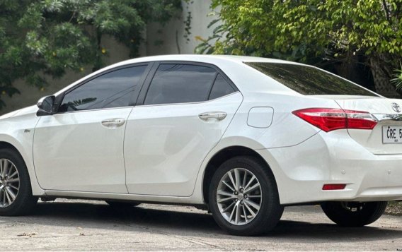 White Toyota Corolla altis 2015 for sale in Las Piñas-5