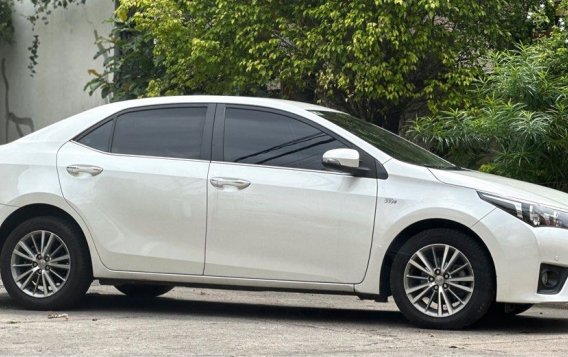 White Toyota Corolla altis 2015 for sale in Las Piñas-2