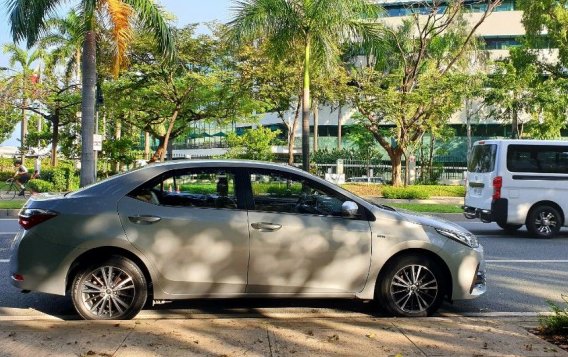 Selling White Toyota Corolla altis 2019 in Pasig-5