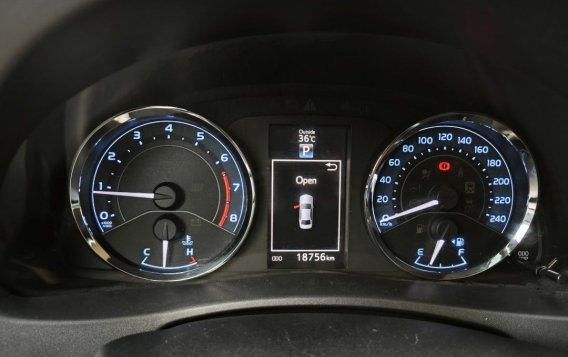 Selling White Toyota Corolla altis 2018 in Muntinlupa-7