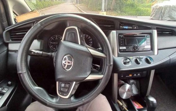 Selling White Toyota Innova 2018 in Cainta-5