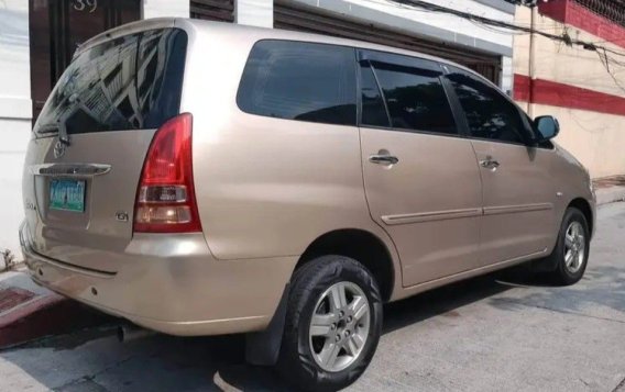 Selling White Toyota Innova 2006 in Quezon City-1