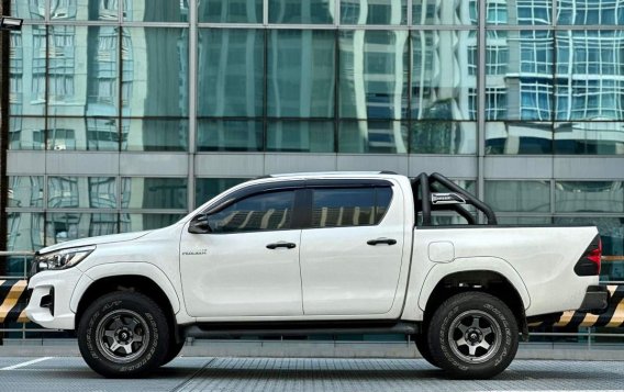 Selling White Toyota Hilux 2019 in Makati-2