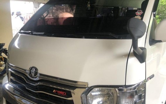 Selling White Toyota Hiace Super Grandia 2010 in Cainta