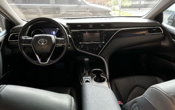 Selling Pearl White Toyota Camry 2019 in Pasig-6
