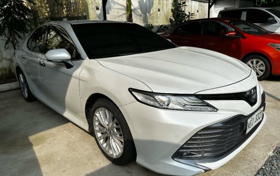 Selling Pearl White Toyota Camry 2019 in Pasig-1