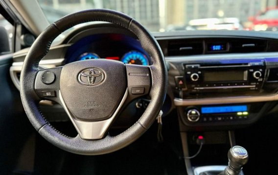 White Toyota Corolla altis 2015 for sale in Makati-7
