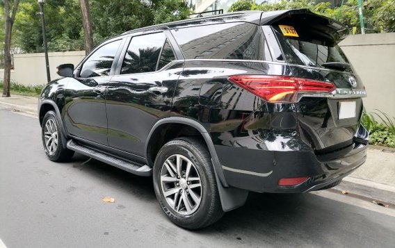 Selling White Toyota Fortuner 2017 in Manila-6