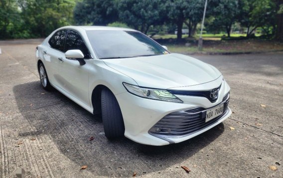 White Toyota Camry 2019 for sale in -2
