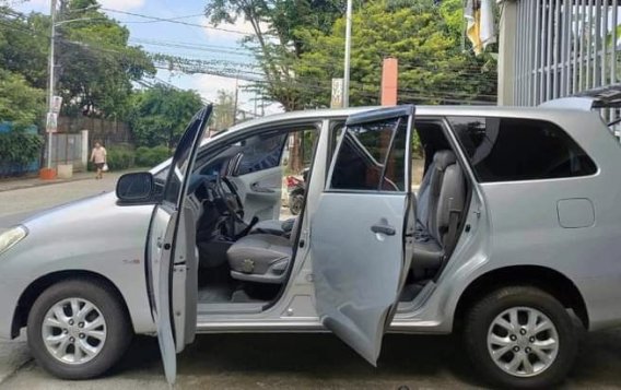 White Toyota Innova 2011 for sale in Manual