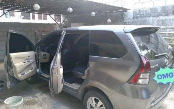 Selling White Toyota Avanza 2012 in Mandaluyong-3