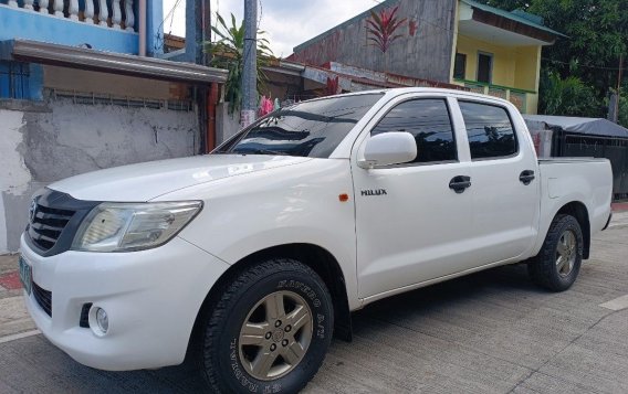 White Toyota Hilux 2013 for sale in Quezon City-6