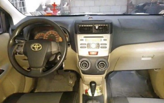 Selling White Toyota Avanza 2012 in Mandaluyong-8