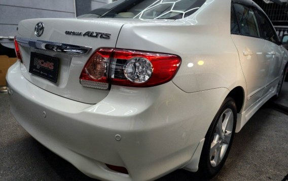 Sell Pearl White 2013 Toyota Altis in Manila-5