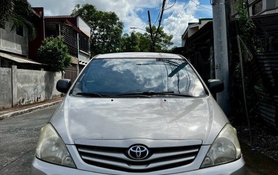 White Toyota Innova 2011 for sale in -2