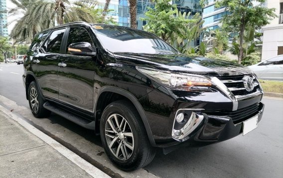 Selling White Toyota Fortuner 2017 in Manila-9