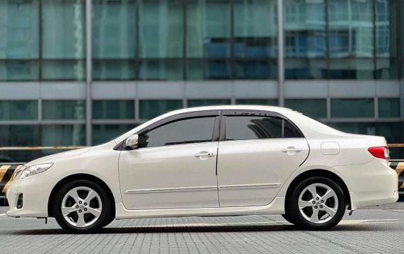 Selling White Toyota Altis 2013 in Makati-5