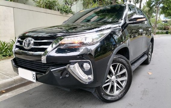 Selling White Toyota Fortuner 2017 in Manila-2