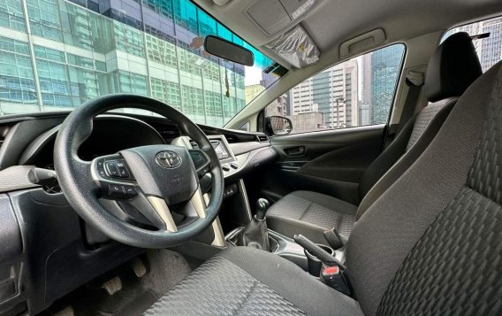 White Toyota Innova 2019 for sale in Makati-2